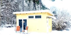 Cozy cottage close to nature and city, шале у Стокгольмі