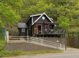 ファミーユ松川湖 湖の目の前に佇む貸切ログハウス 1棟貸切 バーベキュー ペット相談可 長期滞在 カラオケ