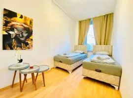 Private Rooms in Spacious 5-Bedroom Apartment Near Train Station