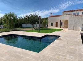 Mas Miralles, L'Ampolla, Delta del Ebre National Park, Piscina privada, hotelli kohteessa L'Ampolla