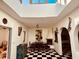 Maison de charme avec piscine et dépendances privées