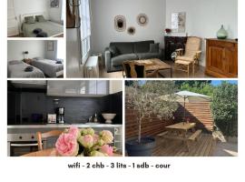 La maison de Leonie 2 chb cour wifi, hotel i Châteauroux