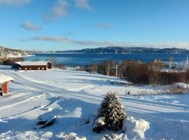 Stort hus med havutsikt ved fjord og fjell med båt, hotel u gradu Lensvik