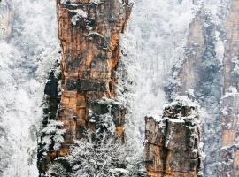 Zhangjiajie Waterfront Huajian Inn& Tianmen National Forest Park & Free pick up service: Zhangjiajie şehrinde bir spa k&uuml;vetli otel