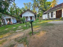 Charitha Rest, hotelli, jossa on pys&auml;k&ouml;intimahdollisuus kohteessa Ampara