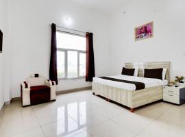 The Lotus Hotel, hotelli kohteessa Rewāri