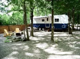 Renovated Vintage Glamping Caravan near the Grotto and Lions Head Park, Ontario