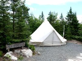 Four Person Glamping Tent with Picnic Space and BBQ in Texas: Porters Lake şehrinde bir &ccedil;adırlı kamp alanı