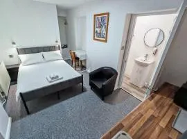 Rose Studio - Self Contained Studio Flat