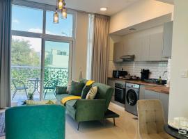 1 BR luxury flat Damac hills2: ‘Ūd al Bayḑāʼ şehrinde bir otel