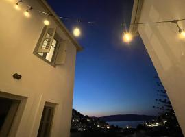 Petra - Above the Port，伊茲拉的有停車位的飯店