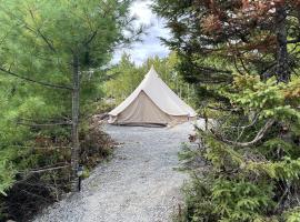 Cozy Glamping Tent Idyllic for a Couples Getaway in Texas: Porters Lake şehrinde bir &ccedil;adırlı kamp alanı