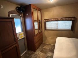 Rustic cozy couples summer stay, Hotel in Little Current