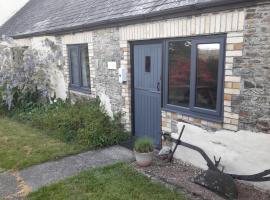 Merton में, होटल Stable Cottage, Cosy Devon Retreat for Couples or Small Families with Indoor heated Pool, Tennis Court, Direct Access to the Tarka Trail for cycling