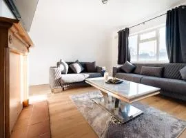 6 minutes from Heathrow Airport, Sleeps 15, Parking for 2