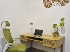 Cozy 1Bedroom House with Kitchen Work Space
