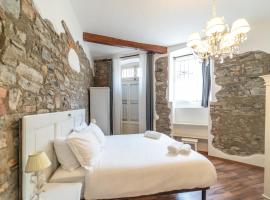 Elegant cottage in the heart of Torno with SmartTV and Wifi, hotel i Torno