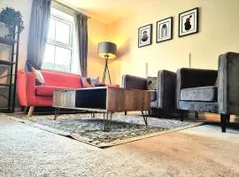 4 Bedroom Home with Private Garden, Balcony & Parking - Hamilton