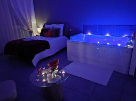 La chambre des tentations , love room avec jacuzzi, hotelli kohteessa Bages