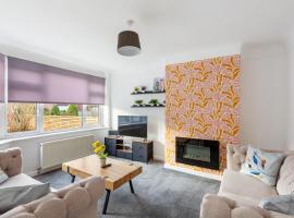 3-Bed House Sleeps 5 with Parking, EV-Guest Own Cable, hotel em Saltney