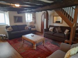 Merton में, होटल Parlour Family-Friendly Devon Cottage, Sleeps 8 with Indoor Pool, Tennis Court and Direct Access to the Tarka Trail for cycling