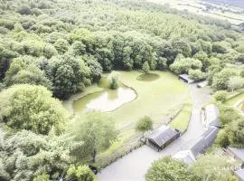 The Cabin - Private Car Park with CCTV - Fast WiFi - Peaceful Retreat with Views for Business or Couples