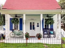 Historic Cottage in Round Rock TX CozyYard, WiFi