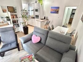 Apartalux Sevilla Camas, отель в городе Камас