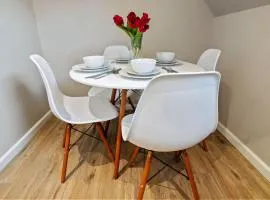 Modern 2BR Near NYC with Free Parking and Workspace