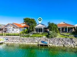 The Water House - Lakeside Serenity & Modern Comfort