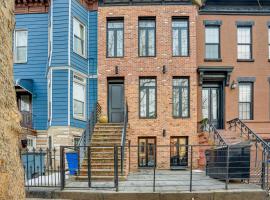 Shared Yard Space! Garden-Level Unit in Bed-Stuy: Brooklyn'de bir otel