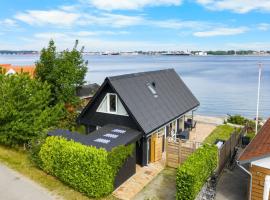 Holiday Home Yngvy - 10m from the sea by Interhome, hotel en Strib