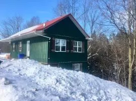 Charming chalet for rent next to Owl Head SKI