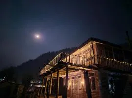 Shalom Guesthouse and Cafe