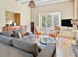 Spacieuse maison, piscine, jardin, parking privé, hotel em Rauzan