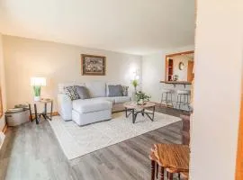 1 Block To Lambeau 3 BR Sleeps 6 Pet-Friendly