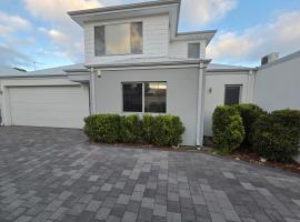 Cozy Retreat - 3 Bedroom House, hotel a Perth