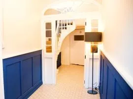 Main Street Carrick - 20 Steps to Bars,Food,Clubs