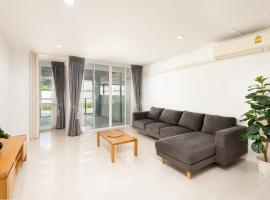 Spacious 3BR Townhouse 3 Private Bathrooms, hotelli kohteessa Min Buri