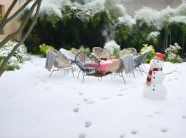 Cottage Mackinley, s&eacute;jour spacieux et chaleureux, salon de jeux, grande salle &agrave; manger, contes,15 pers, Centre Historique, gare TER, lomakeskus kohteessa Aubigny-sur-N&egrave;re