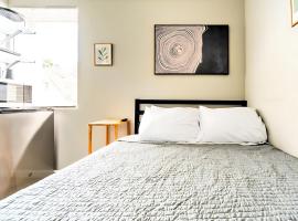 Cozy Micro Suite Unit 3 Sleeps 2 Minutes to Downtown, hotel i Tacoma