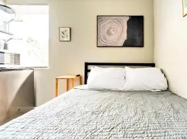 Cozy Micro Suite Unit 3 Sleeps 2 Minutes to Downtown