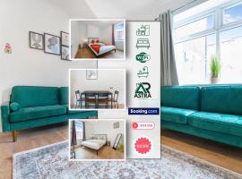 Spacious 4BR House - Sleeps 7 - Free Parking، فندق في Shield Row