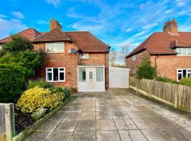 Spacious 3BR Home with Garden and Parking, hôtel à Northwich