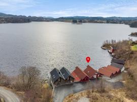 Cabin by the lake, hotel i Sveio