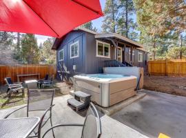 Ski and Hike Cozy Big Bear Retreat with Fireplace, hotel en Sugarloaf