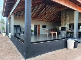 Chácara Recanto dos Canários a 30 minutos do Thermas dos Laranjais – hotel w mieście Cajobi