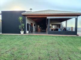 Chácara Recanto dos Canários a 30 minutos do Thermas dos Laranjais, ξενοδοχείο σε Cajobi