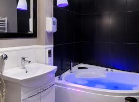 EUROPA22 Apartament z JACUZZI w samym sercu miasta - balkon z widokiem na park i fontanny Zameldowanie od 13 Blisko Areny Lodowej, отель в Томашуве-Мазовецком