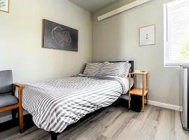 Cozy Micro Suite Unit 4 Sleeps 2 Minutes to Downtown